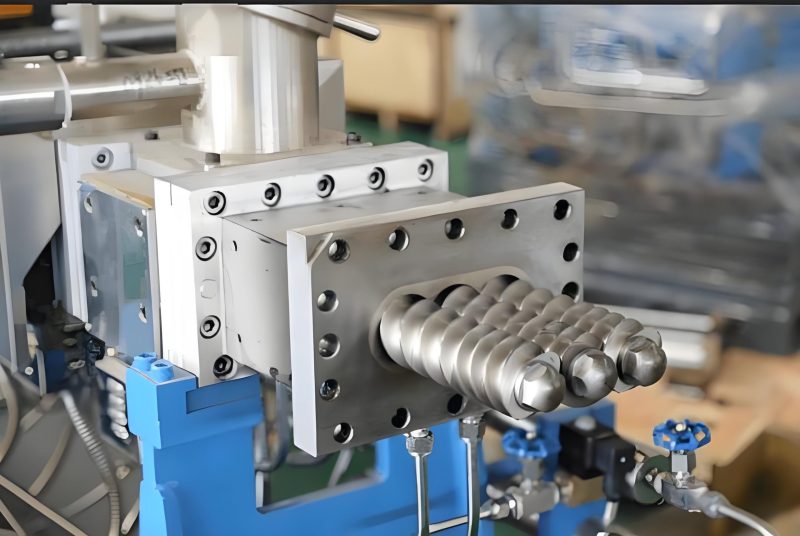 Triple screw extruder configuration